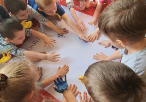 Wszystkie dzieci odciskały swoje dłonie na papierze, tworząc flagę Ukrainy.